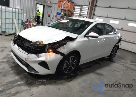 2024 Kia Forte Lxs z USA, uszkodzony, nr VIN 3KPF24AD1RE710400